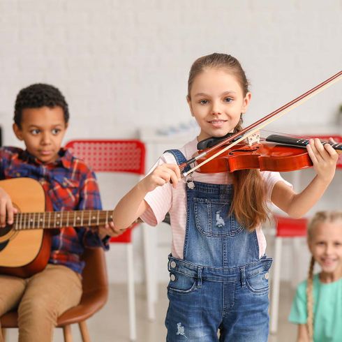 Schülerin mit Geige